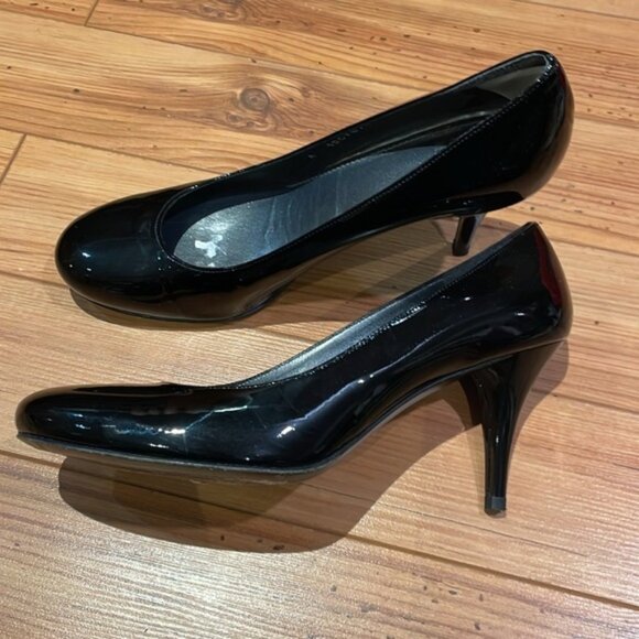 Stuart Weitzman black patent leather pumps size 8 - Picture 2 of 6